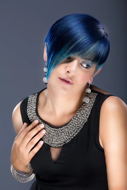 chica con cabello corto azul