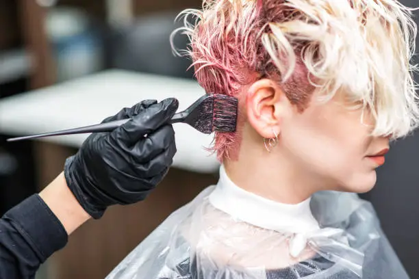 tiñendo cabello rosa